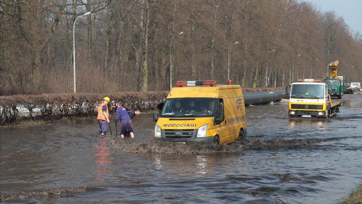 Koparka uszkodziła wczoraj wodociąg w al. Unii. Woda natychmiast zalała ulicę między Srebrzyńską i Kontantynowską. Od Chojen po Retkinię spadło ciśnienie wody w sieci.