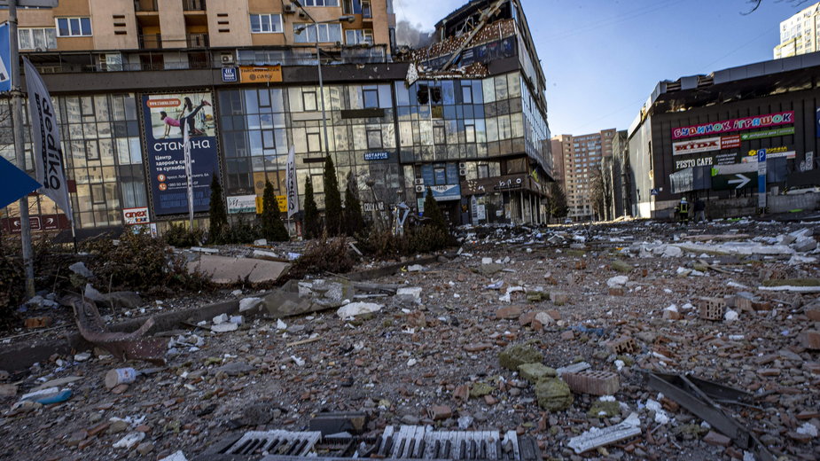 Widok na zniszczony budynek w Kijowie, który został trafiony podczas ostrzału