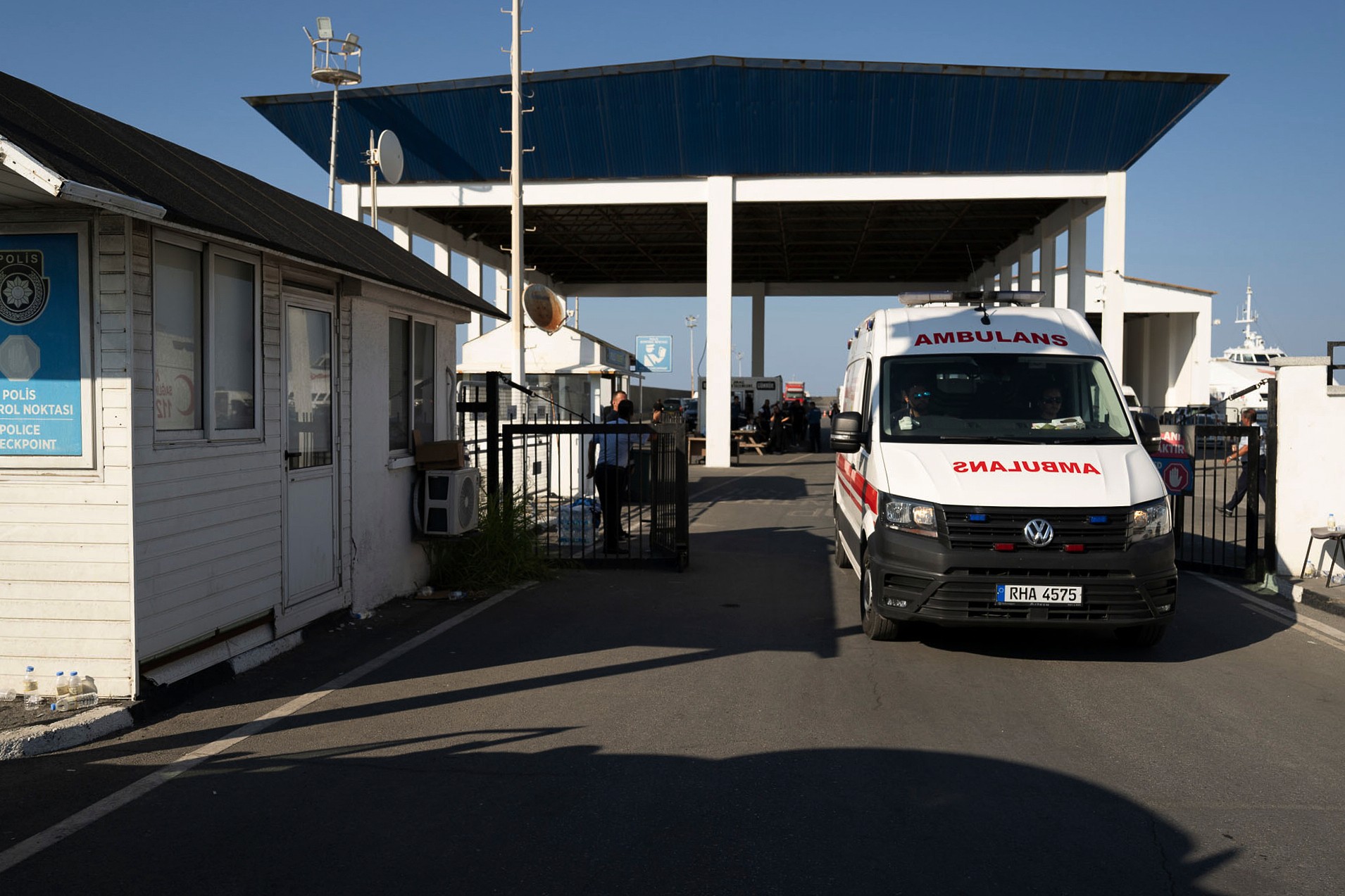 Sanitka opúšťa prístav Kyrenia v severnej časti Cypru.
