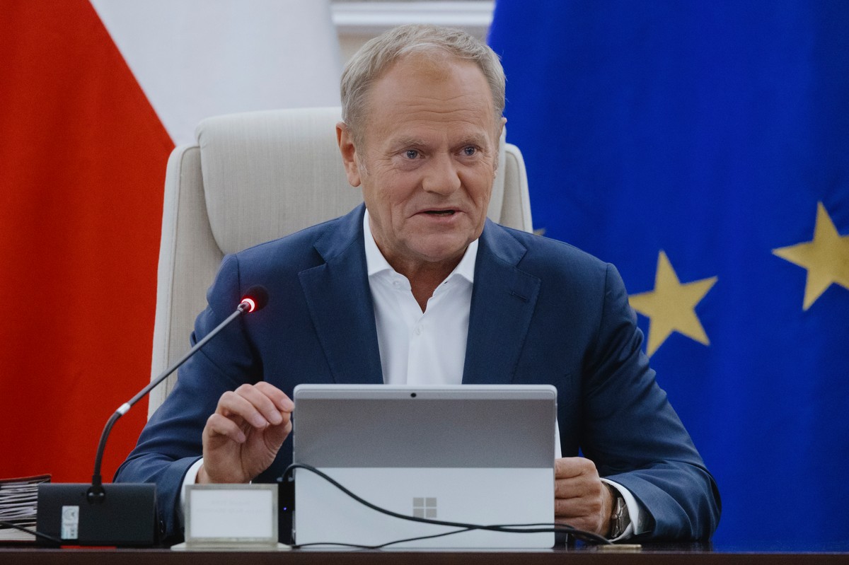 Premier Tusk zapowiada powrót polskiej bandery