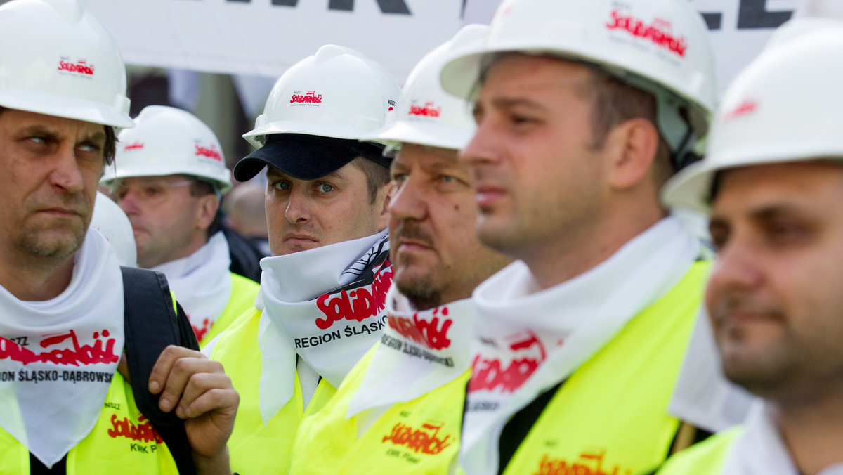 Policja zabezpieczyła wejście do Katowickiego Holdingu Węglowego. Na miejscu jest grupa protestujących przeciwko likwidacji kopalni Kazimierz-Juliusz w Sosnowcu.