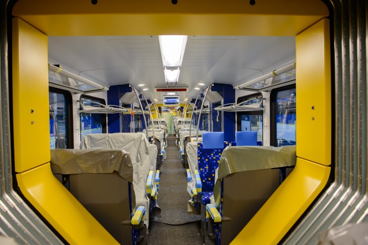 W środku dominują niebieskie i żółte barwy – tego zażyczył sobie zamawiający. Fotele zostały ustawione w układzie „2+2”. Wnętrze pojazdu jest klimatyzowane. Pod sufitem wiszą monitory informacji pasażerskiej.