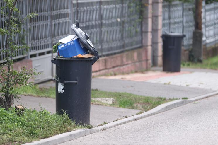 A XVII. kerületben délelőtt még ott árválkodtak a kukák a házak előtt / Fotó: Czerkl Gábor