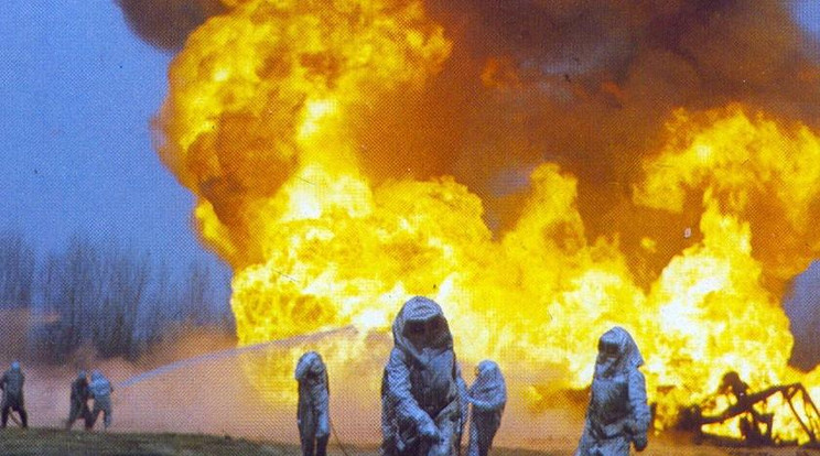 A zsanai olajkút 50-60 méteres lángokkal égett / Fotó: Magyar Olaj- és Gázipari Múzeum