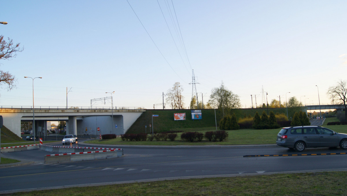 Od najbliższego weekendu kierowcy będą jeździć Rondem Ofiar Katastrofy Smoleńskiej po staremu. Miasto wycofuje się z modelu ronda turbinowego, który okazał się bardziej niebezpieczny, niż przypuszczano. Prawdopodobnie w przyszłym roku zostanie ono przebudowane.