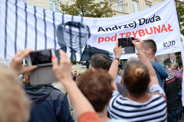 Demonstracja Komitetu Obrony Demokracji przed Pałacem Prezydenckim, PAP/Jacek Turczyk
