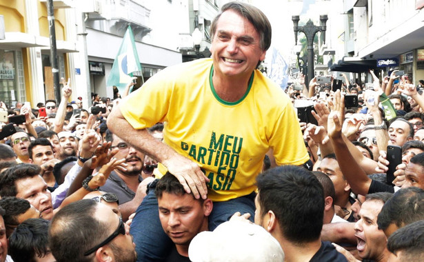 Kontrowersyjny Bolsonaro coraz bliżej prezydentury. Brazylię czeka jednak druga tura