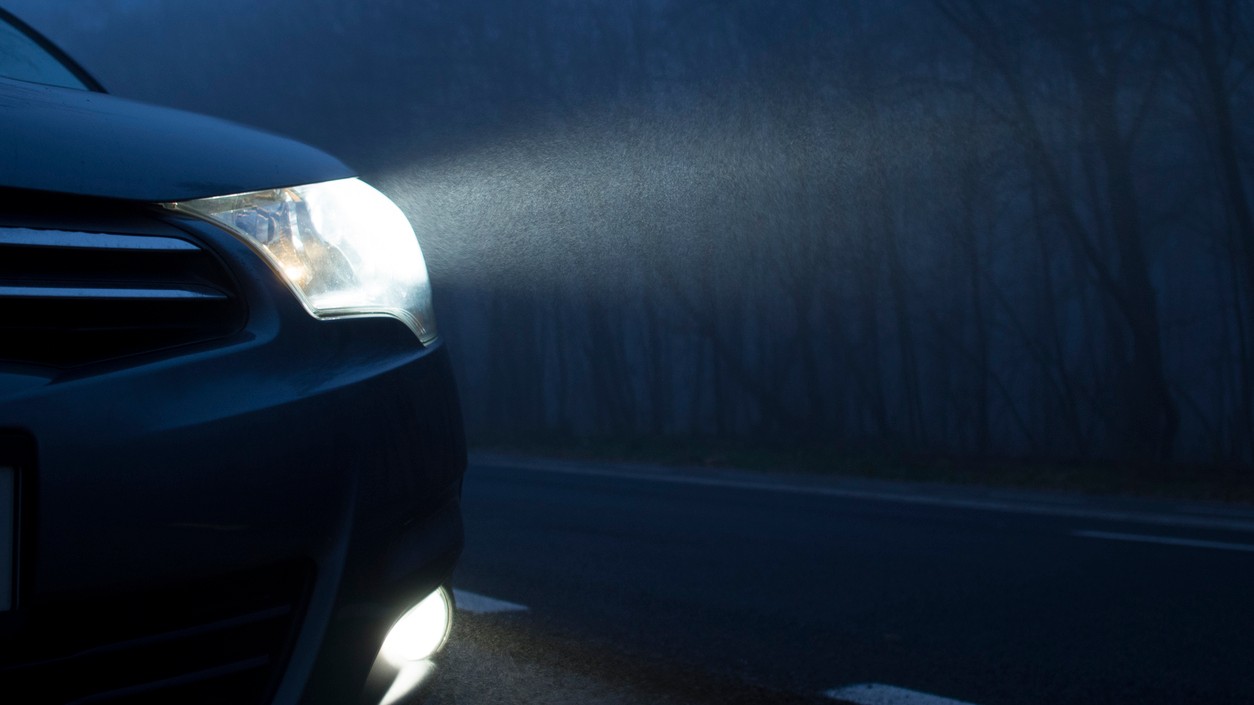 Kedy zapnúť hmlovky? Ak ich nepoužijete správne, hrozí vám pokuta!