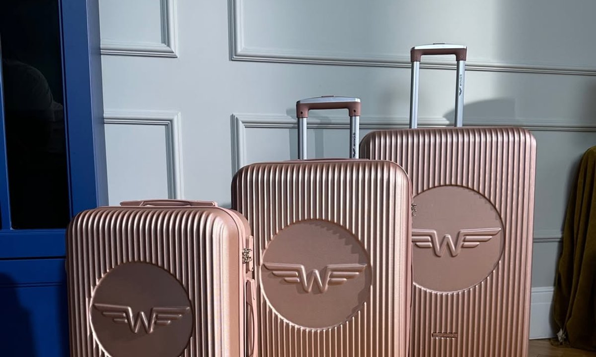 Ten niezniszczalny komplet walizek przetrwa każdą podróż. Kolor rose gold to hit!
