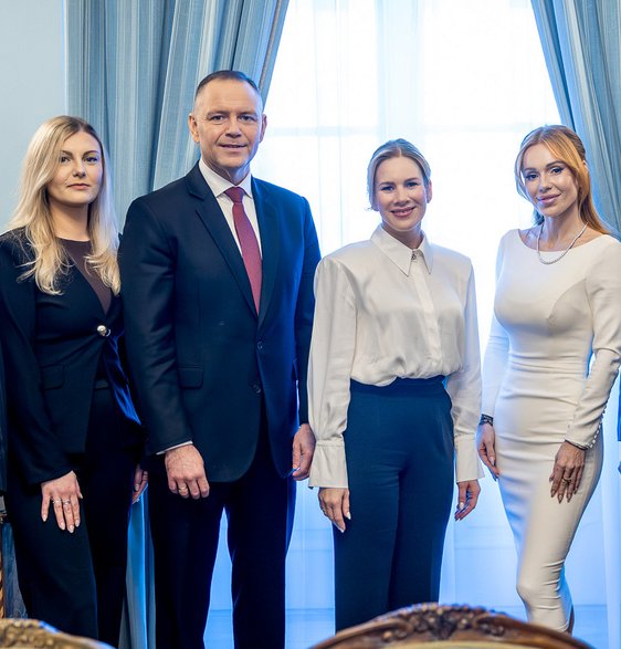 Para prezydencka Karol i Marta Nawroccy oraz siostra prezydenta Nina Nawrocka (po lewej) i Doda (po prawej)