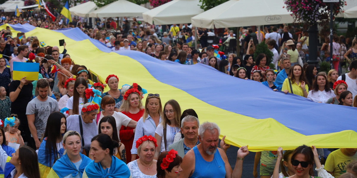 Dzień Niepodległości Ukrainy. Marsz z wielką flagą po Piotrkowskiej w Łodzi.