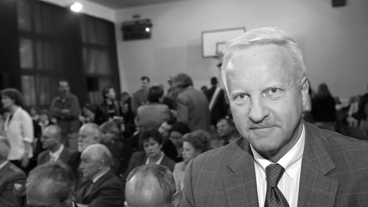 Twórca i dwukrotny dowódca jednostki GROM gen. bryg. Sławomir Petelicki został we wtorek pochowany na Cmentarzu Wojskowym na warszawskich Powązkach. Jego życie nie biegło prostymi drogami - wspominał zmarłego abp Sławoj Leszek Głódź.