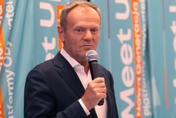 Lider PO Donald Tusk na spotkaniu z młodzieżą w Szczecinie, 9.07.2022, budynek Akademii Morskiej. Fot. Andrzej Szkocki / Polska Press