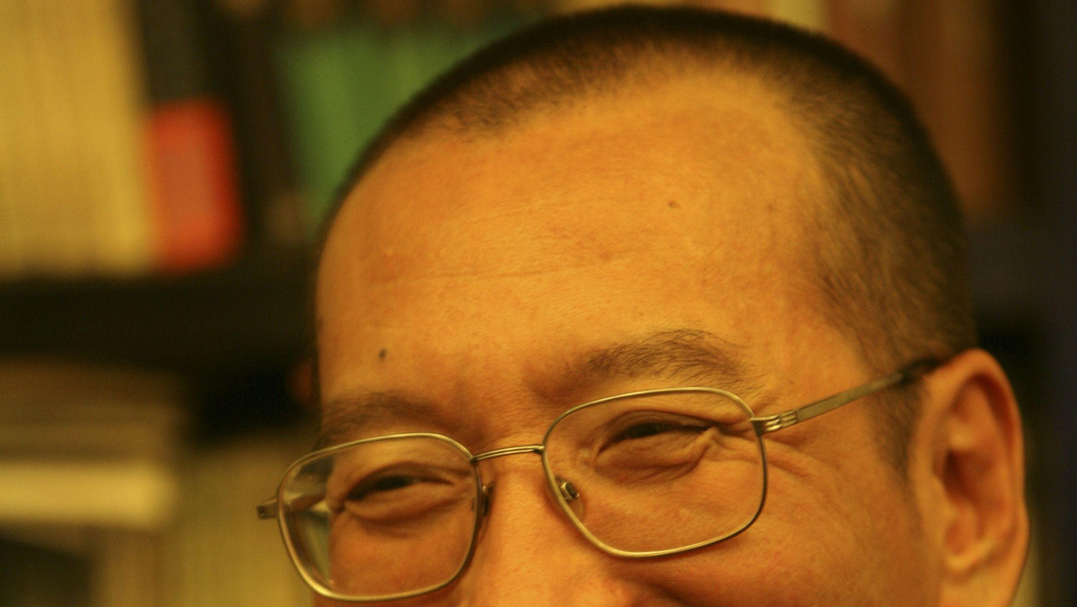 Przyznanie Pokojowej Nagrody Nobla uwięzionemu dysydentowi Liu Xiaobo pokazuje brak szacunku dla chińskiego wymiaru sprawiedliwości - oświadczyły władze ChRL. Pekin podkreślił, że wyróżnienie nie wpłynie na kierunek systemu politycznego w Chinach.