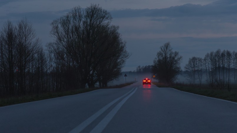 mgła trudne warunki pogodowe droga szosa samochód