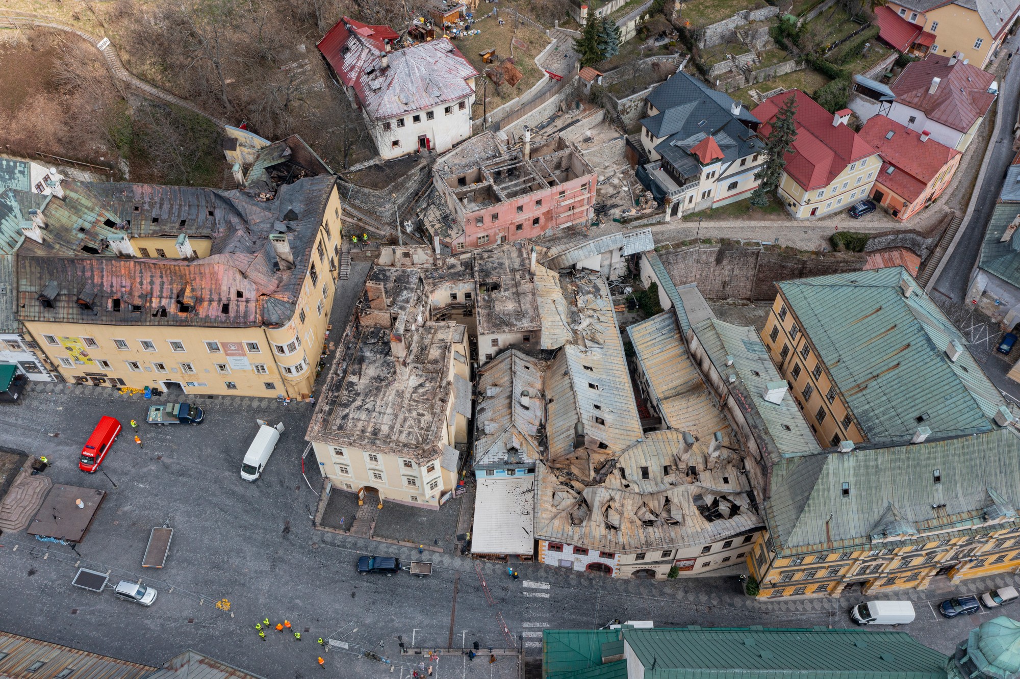 Historické budovy po požiari v centre mesta Banská Štiavnica.