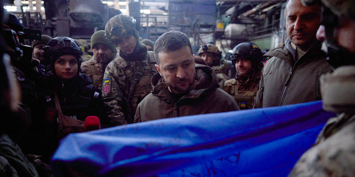 Tuz przed wyjazdem do USA prezydent Wołodymyr Zełenski odwiedził żołnierzy ukraińskich walczących w Bachmucie.