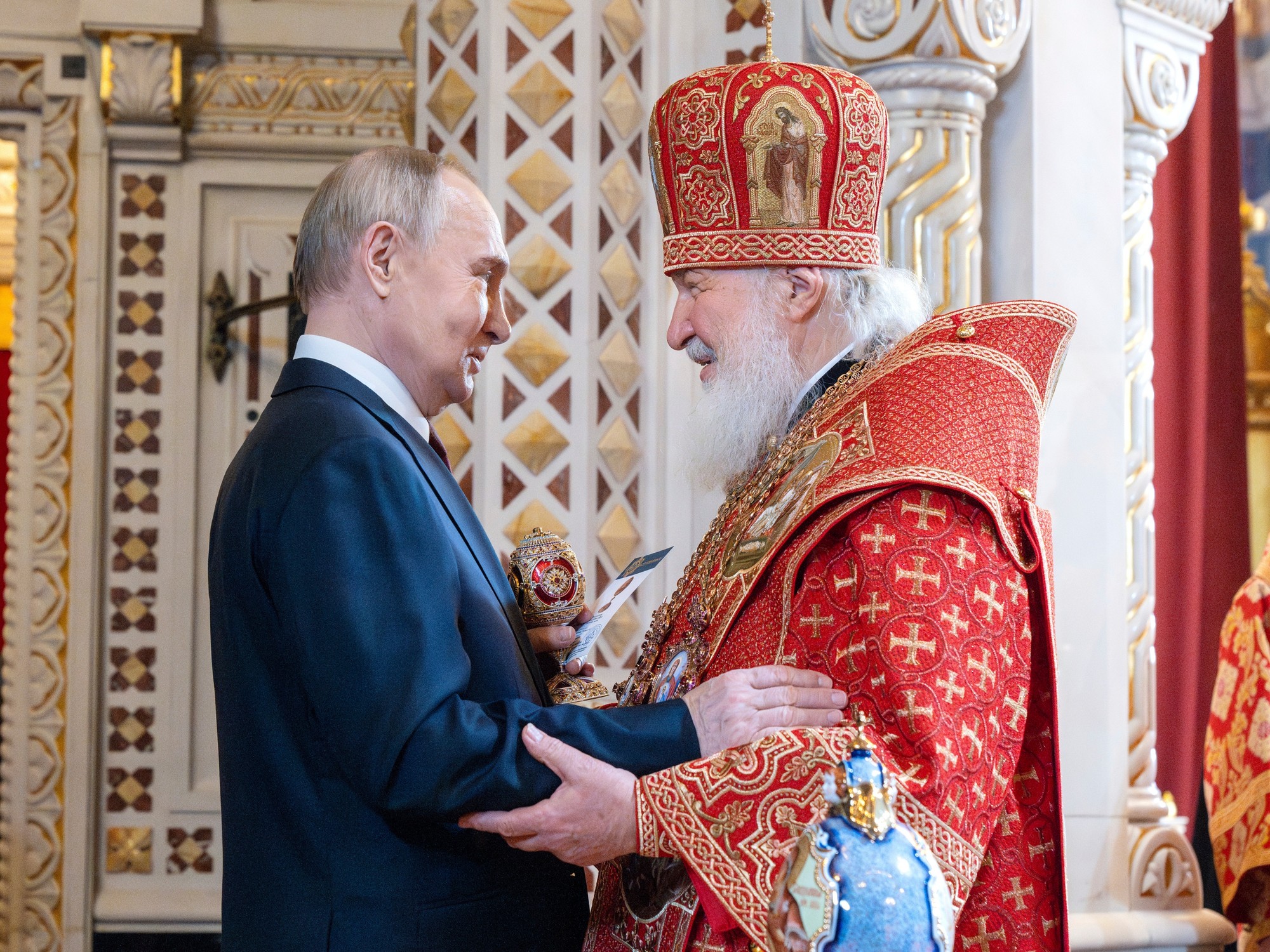 Ruský prezident Vladimir Putin (vľavo) a patriarcha Ruskej pravoslávnej cirkvi Kirill si gratulujú po pravoslávnej veľkonočnej bohoslužbe v Chráme Krista Spasiteľa v Moskve.