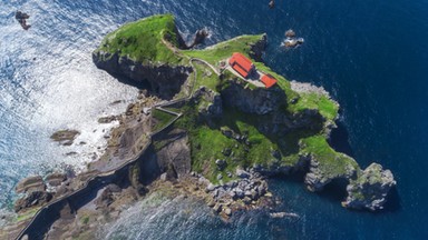 Gaztelugatxe - malownicza wysepka, która pojawia się w serialu „Gra o tron”