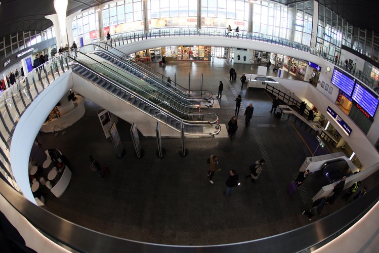 Antresola w hali głównej dworca Warszawa Centralna <br><br> (zuz) PAP/Tomasz Gzell