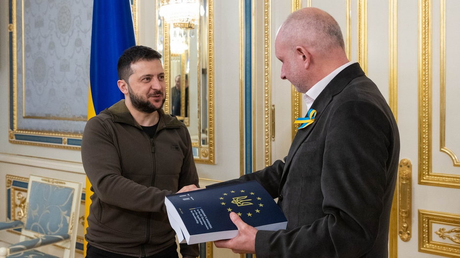 Prezydent Ukrainy Wołodymyr Zełenski i ambasador UE Matti Maasikas