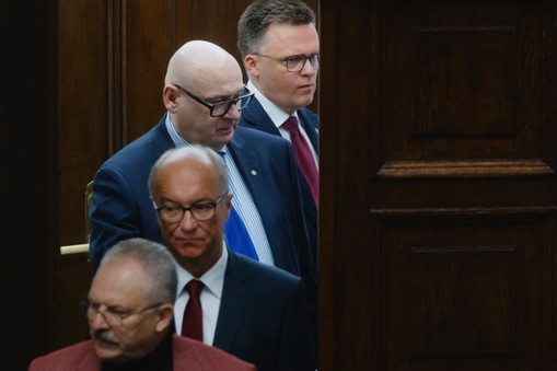 Marszałek Szymon Hołownia, wicemarszałkowie Piotr Zgorzelski z PSL i Włodzimierz Czarzasty z Nowej Lewicy i poseł Marek Jakubiak w Sejmie
