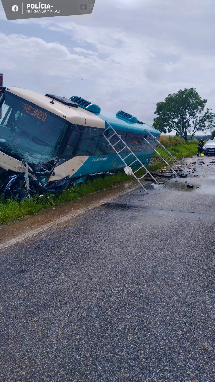 Na ceste I/65 pri Zlatých Moravciach pri odbočke na Chyzerovce sa zrazil autobus s osobným autom.