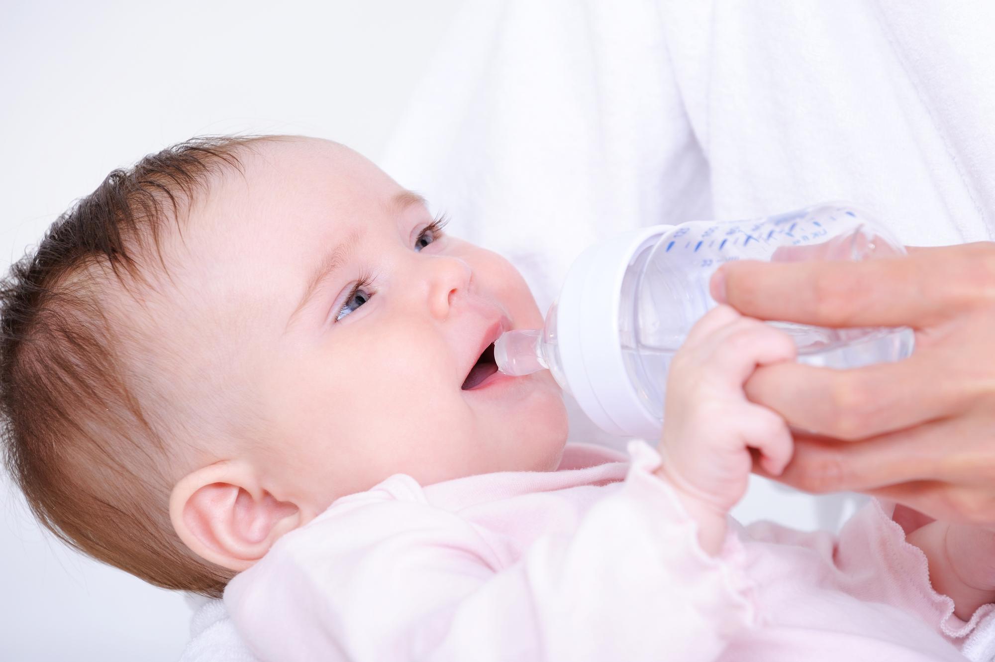 Potrebuje dojčené dieťa piť aj vodu? Do 6-tich mesiacov to môže byť  nebezpečné | Najmama.sk