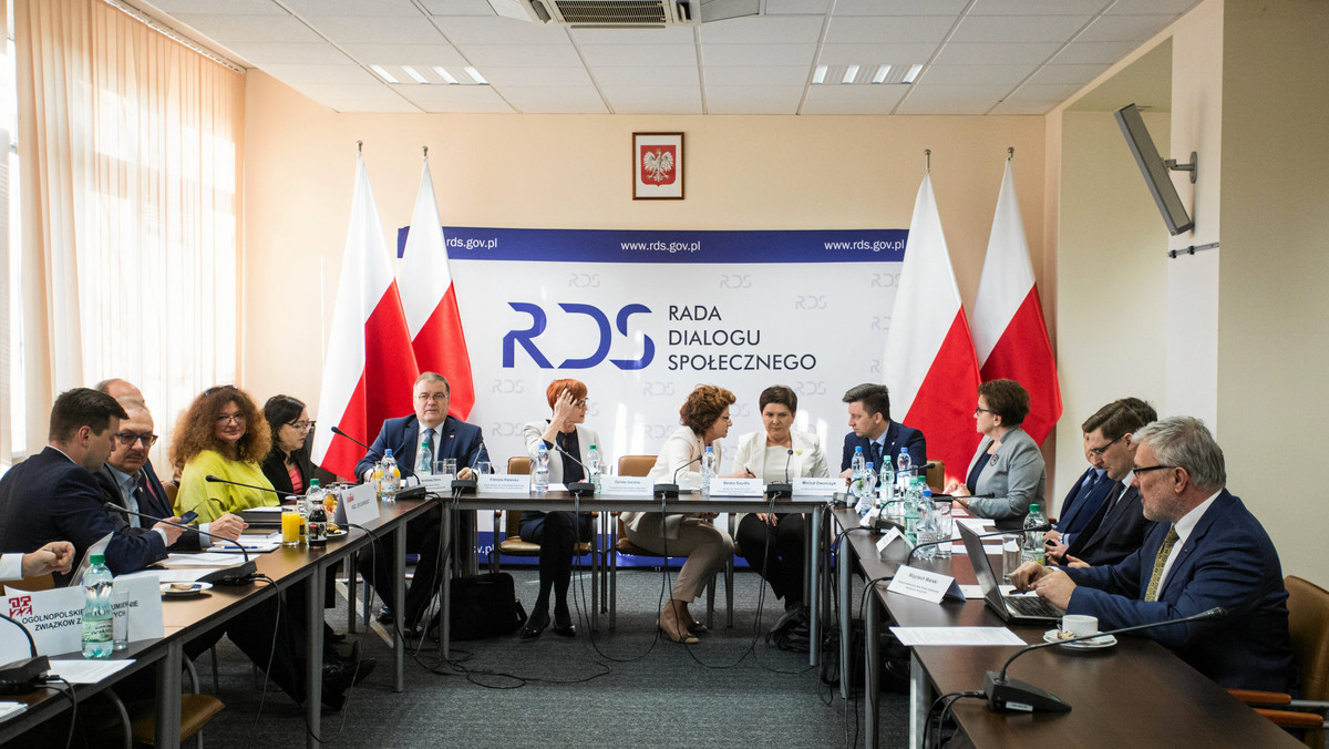Strona rządowa zaproponowała centralom związkowym kolejne spotkanie; miałoby się ono odbyć w Radzie Dialogu Społecznego jutro o godz. 19 - poinformował szef Kancelarii Premiera Michał Dworczyk.