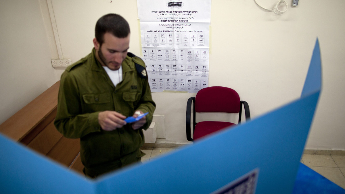 Kampania wyborcza przed wyborami parlamentarnymi w Izraelu była nudnawa, bo wszyscy spodziewali się, że Benjamin Netanjahu, choć słabszy, nadal będzie premierem. Jednak wyniki wyborów pokazują, że Izraelczycy chcą zmian - pisze w środę izraelska prasa.