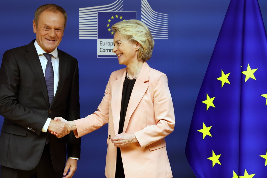 Kandydat ugrupowań bloku opozycyjnego na premiera, Donald Tusk, z przewodniczącą Komisji Europejskiej Ursulą von der Leyen podczas swojej powyborczej wizyty w Brukseli 25 października 2023 r. Wizyta była elementem politycznej strategii mającej na celu uzyskanie przez Polskę pieniędzy z KPO.