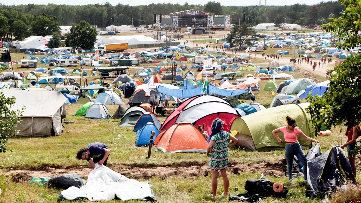 Na Przystanku Woodstock robi się coraz tłoczniej. Mimo że oficjalne otwarcie festiwalu rozpocznie się jutro, to już wczoraj na terenie Kostrzyna nad Odrą znajdowało się kilkanaście tysięcy uczestników. Nad ich bezpieczeństwem stale czuwają m.in.: policja, straż i pogotowie.