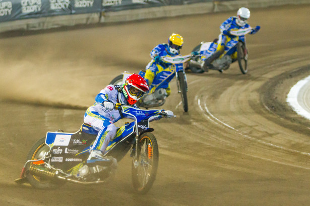 Mikkel Michelsen (kask czerwony) z Motoru Lublin oraz Nicki Pedersen (żółty) i Norbert Krakowiak (biały) z ZOOleszcz DPV Logistic GKM Grudziądz podczas meczu 13. kolejki żużlowej Ekstraligi