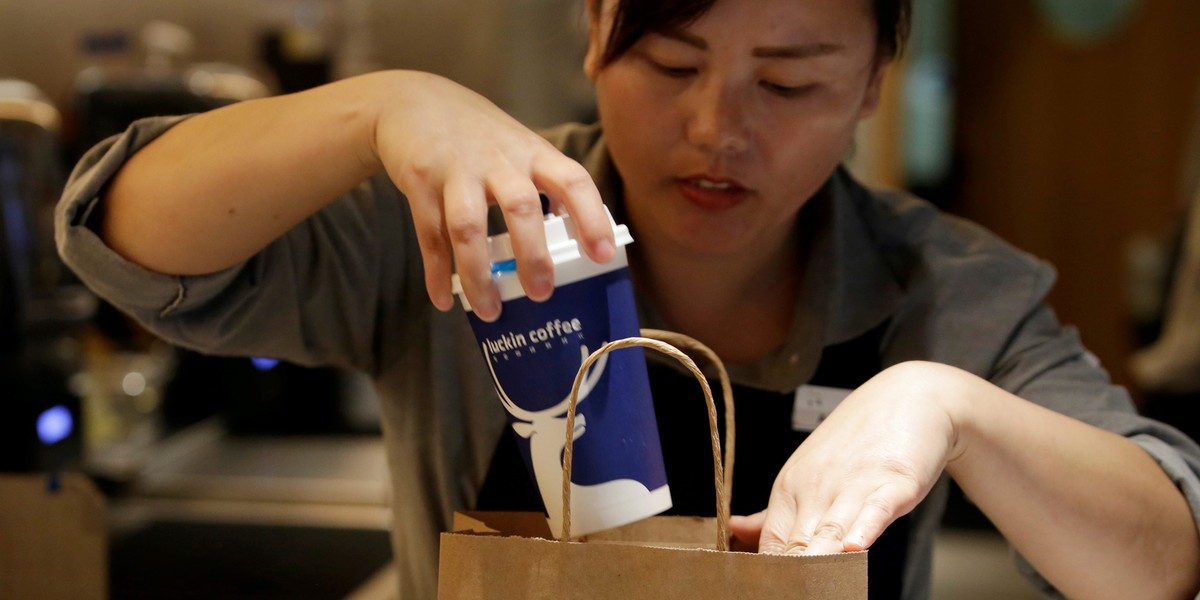 Luckin Coffee chce wejść na giełdę NASDAQ w USA. Chińska spółka uważana jest za największego rywala Starbucksa.