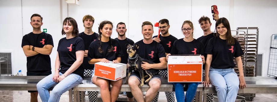 Psi Bufet powstał w 2016 roku, kiedy Piotr Wawrysiuk (na zdjęciu piąty od prawej) z mamą i siostrą wpadli na pomysł oferowania świeżej karmy dla psów. Dziś firma planuje zwiększyć zatrudnienie i obniżyć ceny produktów.
