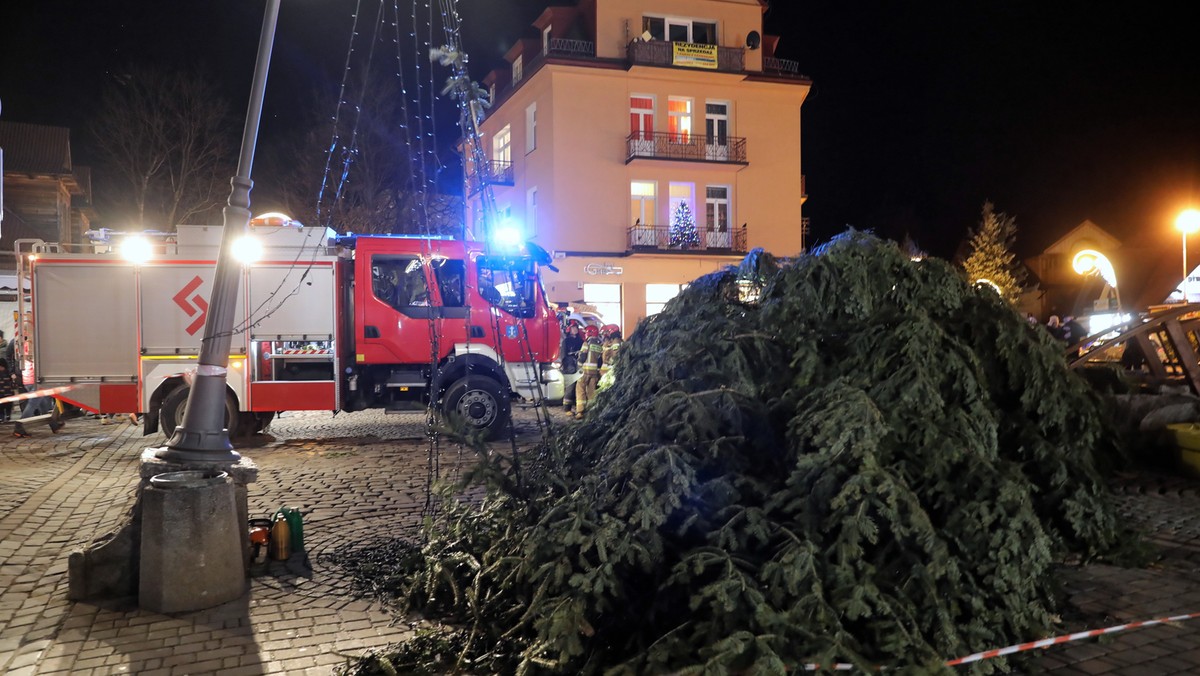 Zakopiańska policja wszczęła dochodzenie po tym, jak w piątek wieczorem pod naporem halnego na Krupówkach wywróciła się 20-metrowa choinka i spadła na przechodniów – powiedział PAP rzecznik zakopiańskiej policji Roman Wieczorek. Sześćdziesięcioletnia turystka z Węgier została ciężko ranna.