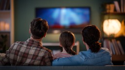 czy nałogowe oglądanie seriali to ucieczka od samotności? eksperci analizują zjawisko