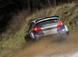 Ekstremalna jazda Kubicy. Skosił słupki i zaliczył pobocze. WIDEO