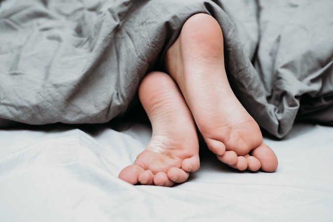 Bizsergő, húzó érzés van a lábában este? Ezek a nyugtalan láb szindróma tünetei