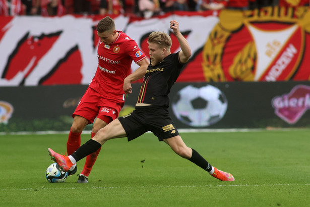 Zawodnik Widzewa Łódź Mateusz Żyro (L) i Yoav Hofmeister (P) z Korona Kielce podczas meczu 26. kolejki piłkarskiej Ekstraklasy