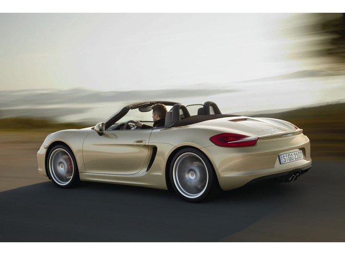 Dla tych, którzy chcą jeszcze bardziej poprawić dynamikę jazdy, Porsche oferuje jako opcję dla Boxstera pakiet Sport Chrono, obejmujący pierwszy raz także dynamiczne zawieszenie silnika