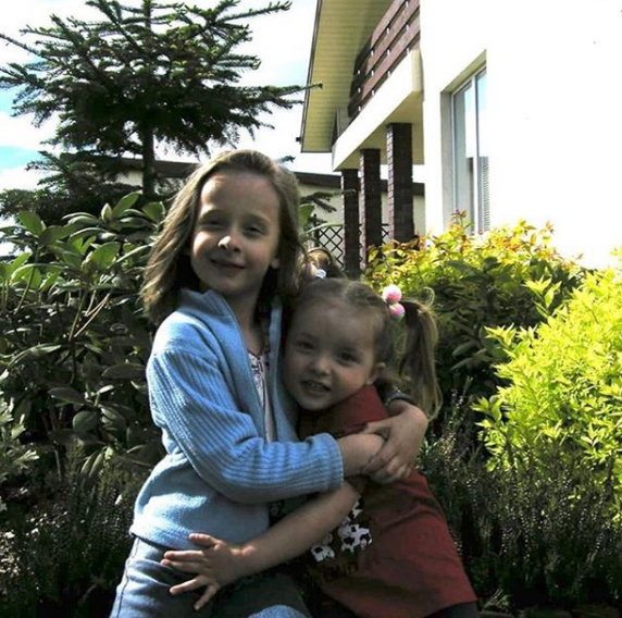 Iga Świątek w dzieciństwie (na zdjęciu ze starszą siostrą Agatą)