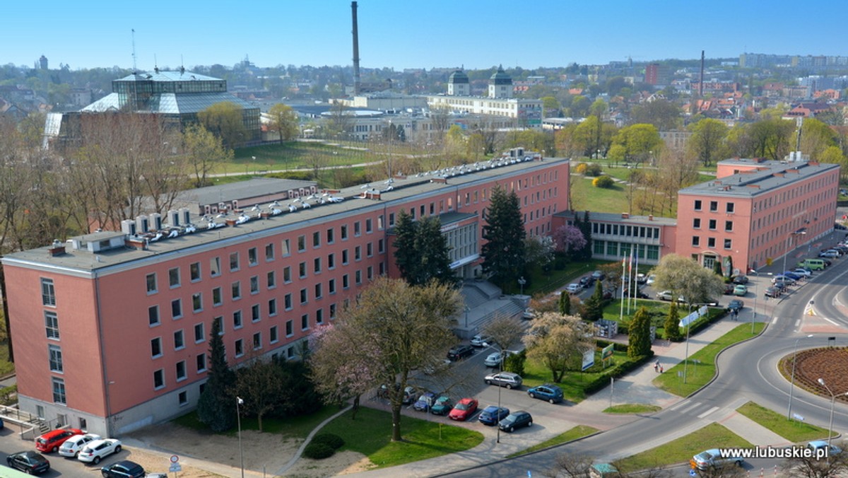 Jak podaje Radio Zachód, opierając się na danych z PFRON-u administracja publiczna w Lubuskiem ma wzorcowe wyniki zatrudnienia osób niepełnosprawnych. Urząd marszałkowski zatrudnia 45 os. z różnym stopniem niepełnosprawności, co stanowi 6 proc., czyli wymagany pułap zatrudnionych. UMWL został także w ubiegłym roku  wyróżniony w konkursie "Zielona Góra bez barier 2016" w kategorii obiektów użyteczności publicznej.