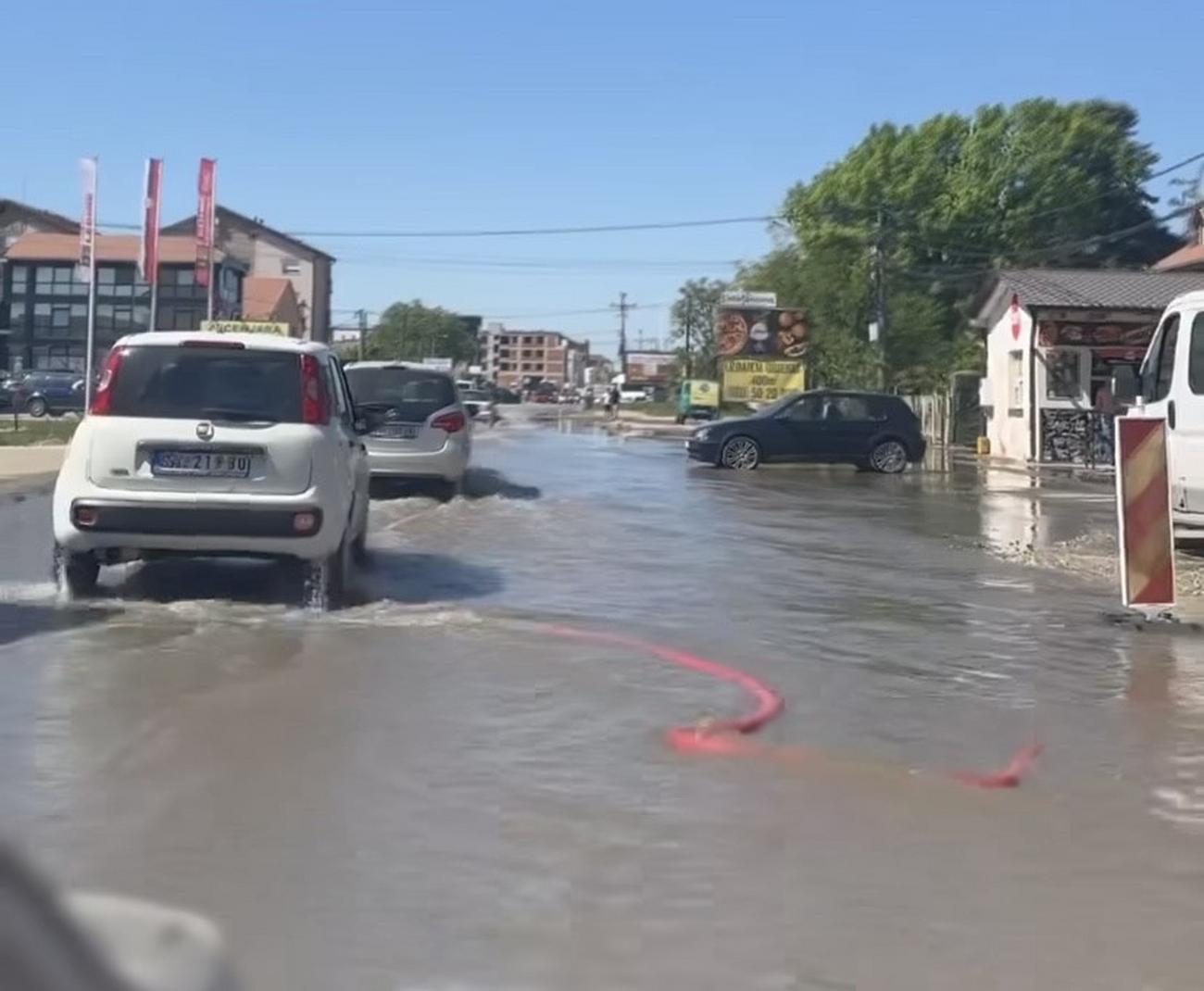 Poplava Na Ledinama Cela Ulica Kao Jezero Postavljen I Nasip Da Voda Ne Uđe U Kuće Blic