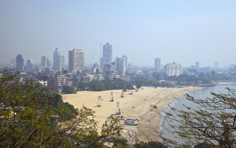 Bombaj w Indiach zamieszkuje ok. 22,8 mln ludzi (aglomeracja). Na zdj. Plaża Chowpatty w Bombaju. Fot. Shutterstock.
