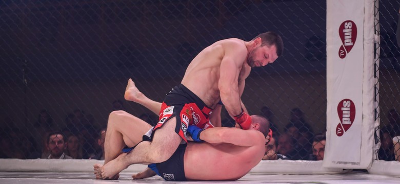 Kołecki brutalnie znokautował rywala. Potężnymi ciosami wbił go w matę