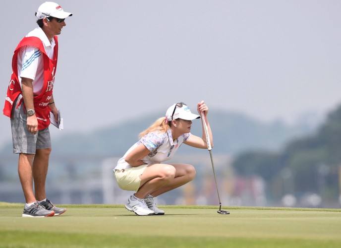 Piękne panie grają w golfa