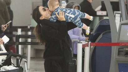 Cukiságbomba reptéren: így utazott Eva Longoria és kisbabája – fotó