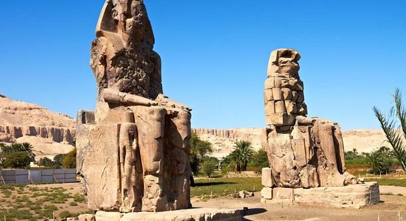 Colosses de Memnon (Égypte), 18,36 mètres