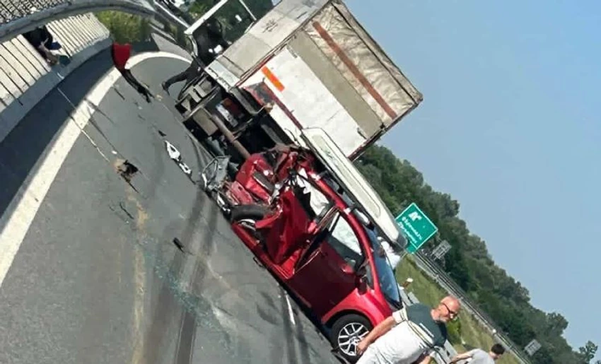 Zgužvan automobil na mestu nesreće